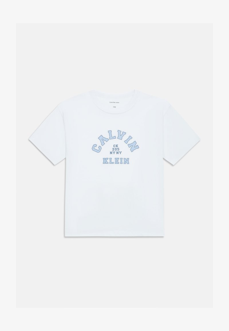 Λευκό βαμβακερό T-shirt με κοντά μανίκια, που φέρει ανοιχτό μπλε εκτυπωμένο κείμενο που λέει "CALVIN KLEIN CK 205 NY NY" στο κέντρο.