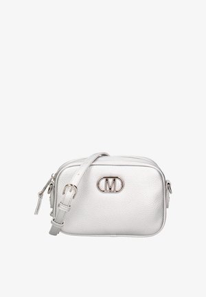 Sac bandoulière en cuir argenté avec une finition texturée, matériel de logo ovale et bandoulière réglable ; dispose de fermetures éclair sur le dessus et sur le côté.