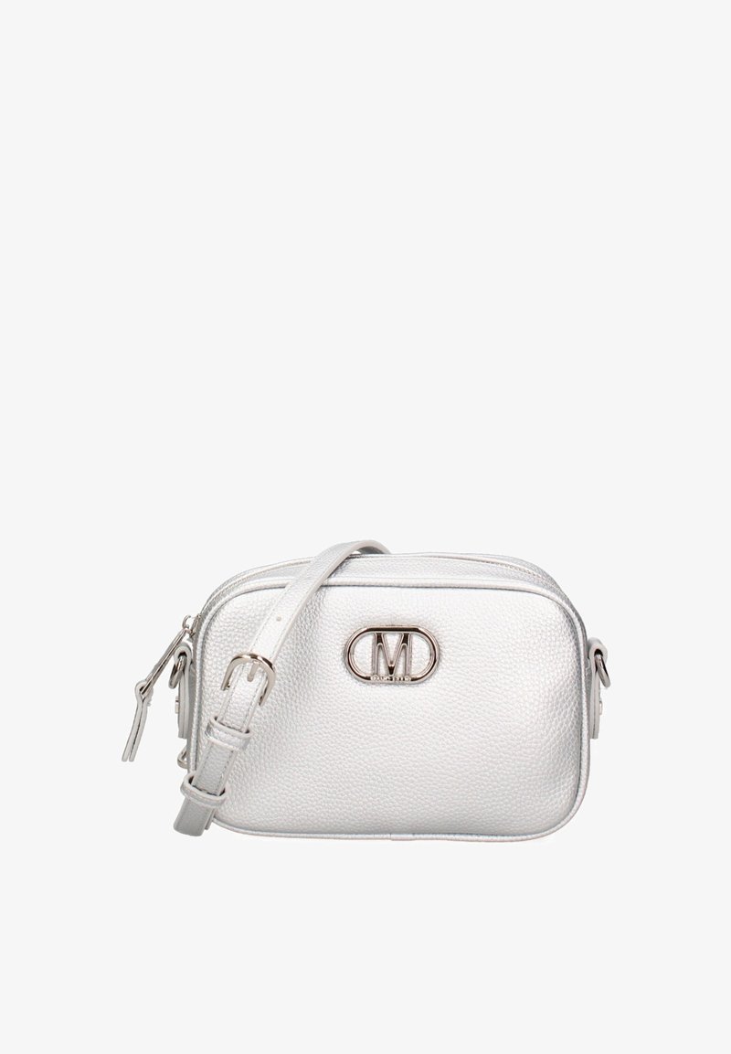 Borsa a tracolla in pelle argento con finitura testurizzata, hardware con logo ovale e tracolla regolabile; presenta chiusure zip sulla parte superiore e laterale.