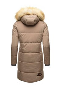 Bež podstavljena parka s kapuljačom obrubljenom krznom, bočnim džepovima na zip te rebrastim manžetama. Sadrži vidljive šavove i emblem marke.