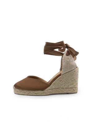 Braune Keil-Espadrilles-Sandale mit gewebter Jute-Sohle und Fesselriemen vor weißem Hintergrund.