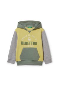 Felpa con cappuccio gialla, verde e grigia. Presenta una tasca frontale, polsini elasticizzati e la scritta "United Colors of BENETTON" stampata sul davanti.