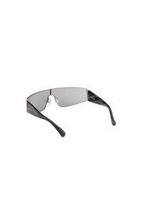 Okulary przeciwsłoneczne z szarymi soczewkami i czarnymi plastikowymi zausznikami. Metalowy materiał w ramie z zawiasem na środku. Zauszniki mają subtelny wzór tekstury.