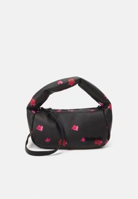 Borsa nera con un motivo floreale rosa. Presenta una maniglia arrotondata e una chiusura con zip. Il materiale appare liscio con una sottile trama.