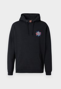 Fekete kapucnis pulóver elülső zsebbel és a bal mellen egy kis, színes "Santa Cruz" logóval, kék és piros dizájnnal.