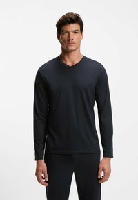 Koszula z długim rękawem i dekoltem w serek w ciemnogranatowym, teksturowanym materiale, charakteryzująca się luźnym krojem i płaskimi szwami dla komfortu. Odpowiednia do codziennego noszenia.