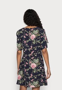 Abito floreale blu navy con maniche corte, scollatura rotonda e silhouette svasata, decorato con motivi floreali rosa e verdi.