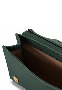 Borsa in finta pelle verde con esterno liscio, hardware dorato e interni brown a contrasto. Presenta una chiusura con zip e una tasca aperta.