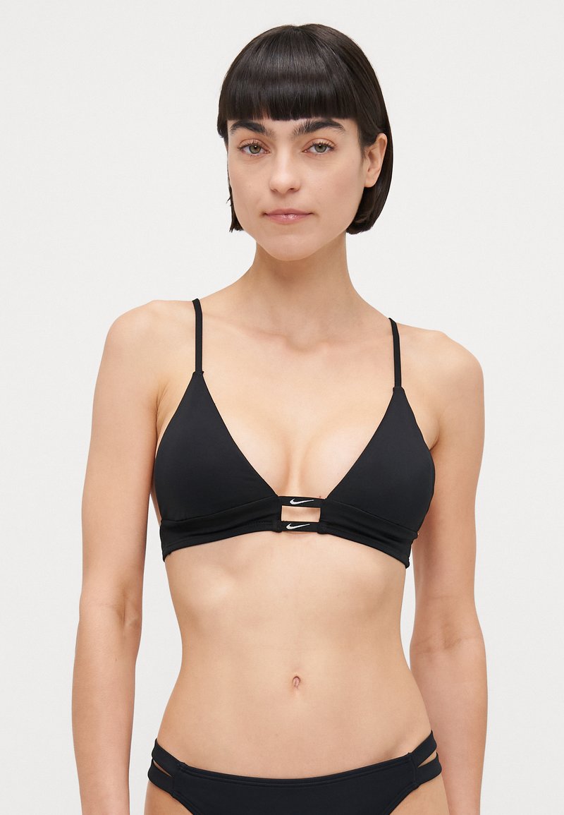 Zwarte bikini top met een driehoekig ontwerp, dunne bandjes en uitsnijdingen aan de voorkant. Gemaakt van gladde stof, met een kleine logo-accent.