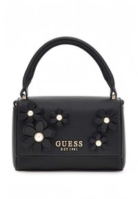 Borsa nera con finitura liscia in pelle sintetica, caratterizzata da dettagli floreali e ornamenti in perle. Nome del marchio "GUESS" in oro ben visibile.