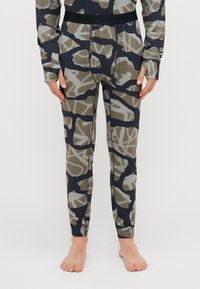 Kamufliažinės leggingos alyvuogių ir tamsiai mėlynos spalvos, pagamintos iš lygaus audinio su prigludusia išvaizda. Papuoštos juodu elastingu juosmeniu.