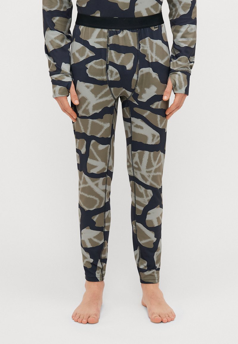 Kamufliažinės leggingos alyvuogių ir tamsiai mėlynos spalvos, pagamintos iš lygaus audinio su prigludusia išvaizda. Papuoštos juodu elastingu juosmeniu.