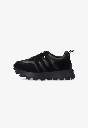 Czarne sportowe sneakersy wykonane z zamszu i materiałów syntetycznych, z teksturowaną cholewką, grubą podeszwą, sznurówkami oraz pętlą do łatwego zakładania na pięcie.