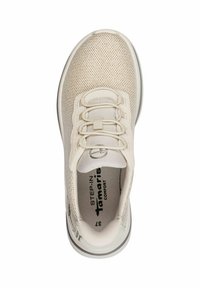 Beige tenisky s síťovaným svrškem a šedými akcenty. Mají kulatou špici, elastické tkaničky a polstrovanou stélku. Tenká gumová podrážka.