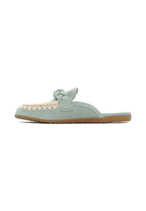 Shoe slip-on in suede di colore verde chiaro con accentuazione intrecciata, dettaglio di cucitura crema lungo il bordo e suola in gomma flessibile.