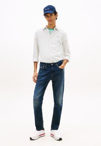 Tommy Jeans AUSTIN TAPERED - Džíny Slim Fit - denim dark