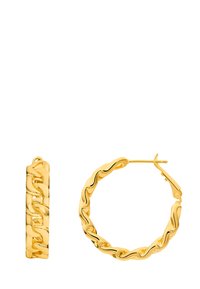Boucles d'oreilles en forme de créole en ton or, présentant un design de chaîne torsadée et une fermeture à crochet sécurisée, mettant en valeur une texture lisse et brillante.