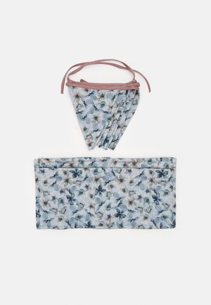 Conjunto de tecido com padrão floral, incluindo uma máscara pregueada com laços e uma bolsa retangular combinando. As cores incluem azul claro, rosa e verde.