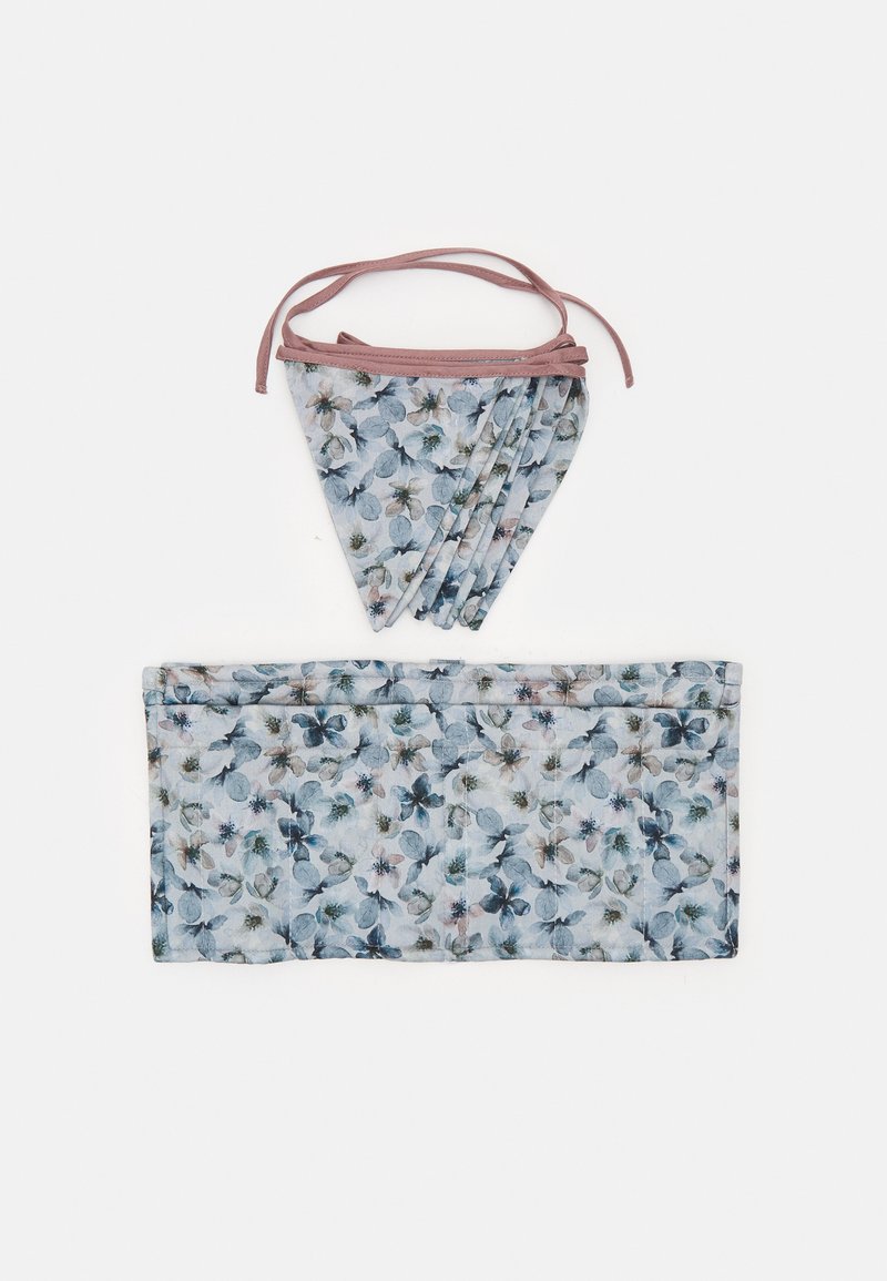 Conjunto de tecido com padrão floral, incluindo uma máscara pregueada com laços e uma bolsa retangular combinando. As cores incluem azul claro, rosa e verde.