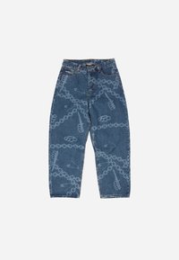 Vaqueros de mezclilla con un lavado medio, que presentan un estampado de cadena y alfiler de seguridad en azul claro por toda la prenda, corte holgado y diseño clásico de cinco bolsillos.