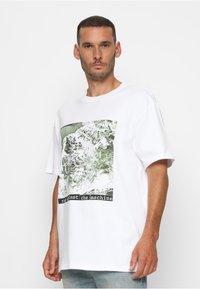 Upscale by Mister Tee RAGE AGAINST THE MACHINE OVERSIZE  - Print T-shirt - white