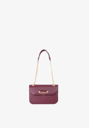 Bolso de mano de cuero color granate con una correa de cadena dorada, forma rectangular, cierre con solapa y un destacado adorno de metal dorado en la parte frontal.