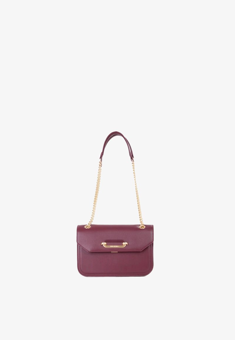 Borsa a tracolla in pelle color mogano con catenella dorata, forma rettangolare, chiusura a patta e un vistoso dettaglio in metallo dorato sulla parte frontale.