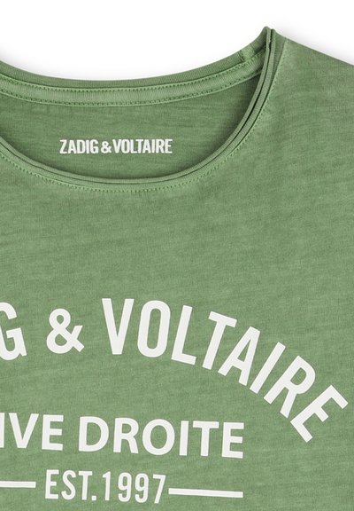 T-shirt vert avec texte imprimé blanc « ZADIG & VOLTAIRE » et « EST. 1997 » près de l'encolure ronde.