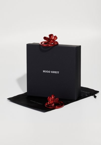 HUGO KREIT FLORAL TWIST EARRINGS - Pendientes - red