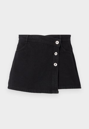 Svart denimskjørt med høy midje, med en innpakningsdesign, fem sølvknapper på den ene siden, og to sidelommer. Glatt tekstur.