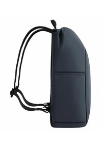 Sac à dos bleu foncé avec une texture lisse et douce, doté de deux sangles latérales, d'un grand compartiment et d'une poche frontale pour le rangement.