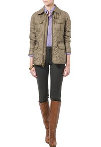 Quiltad olivgrön jacka med två bröstfickor, i kombination med mörkgröna byxor och bruna knä-långa stövlar. Har en dragkedja och tryckknappsstängning.