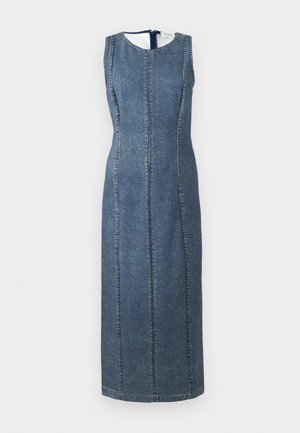Robe sans manches en denim avec un col rond, des coutures verticales et une coupe ajustée. Couleur : bleu foncé. Fermeture éclair à l'arrière. Longueur longue.