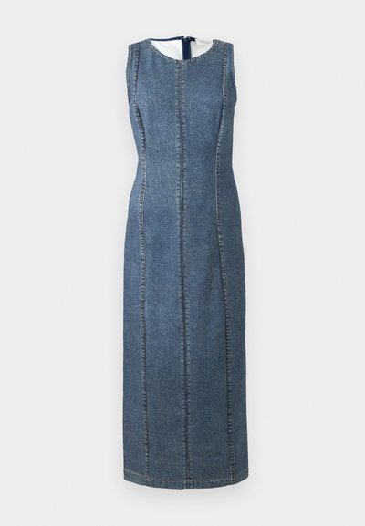 Rochie din denim fără mâneci, cu guler rotund, cusături verticale și o formă ajustată. Culoare: albastru închis. Închidere cu fermoar la spate. Lungime lungă.
