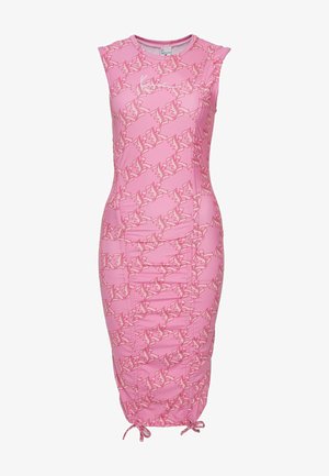 Testre szabott rózsaszín ruha ismétlődő fehér mintával. Rövid ujjakkal rendelkezik, redőzött az oldalain, és állítható zsinórral a szegésnél.
