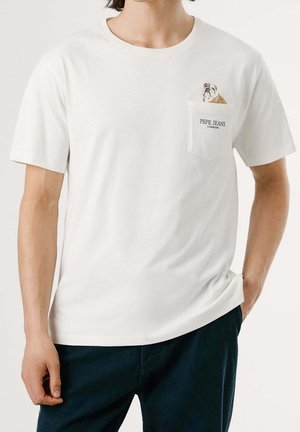 Mann trägt weißes kurzärmeliges T-Shirt mit Brusttasche, das einen aufgedruckten Bulldog und den Schriftzug "PEPE JEANS LONDON" zeigt.