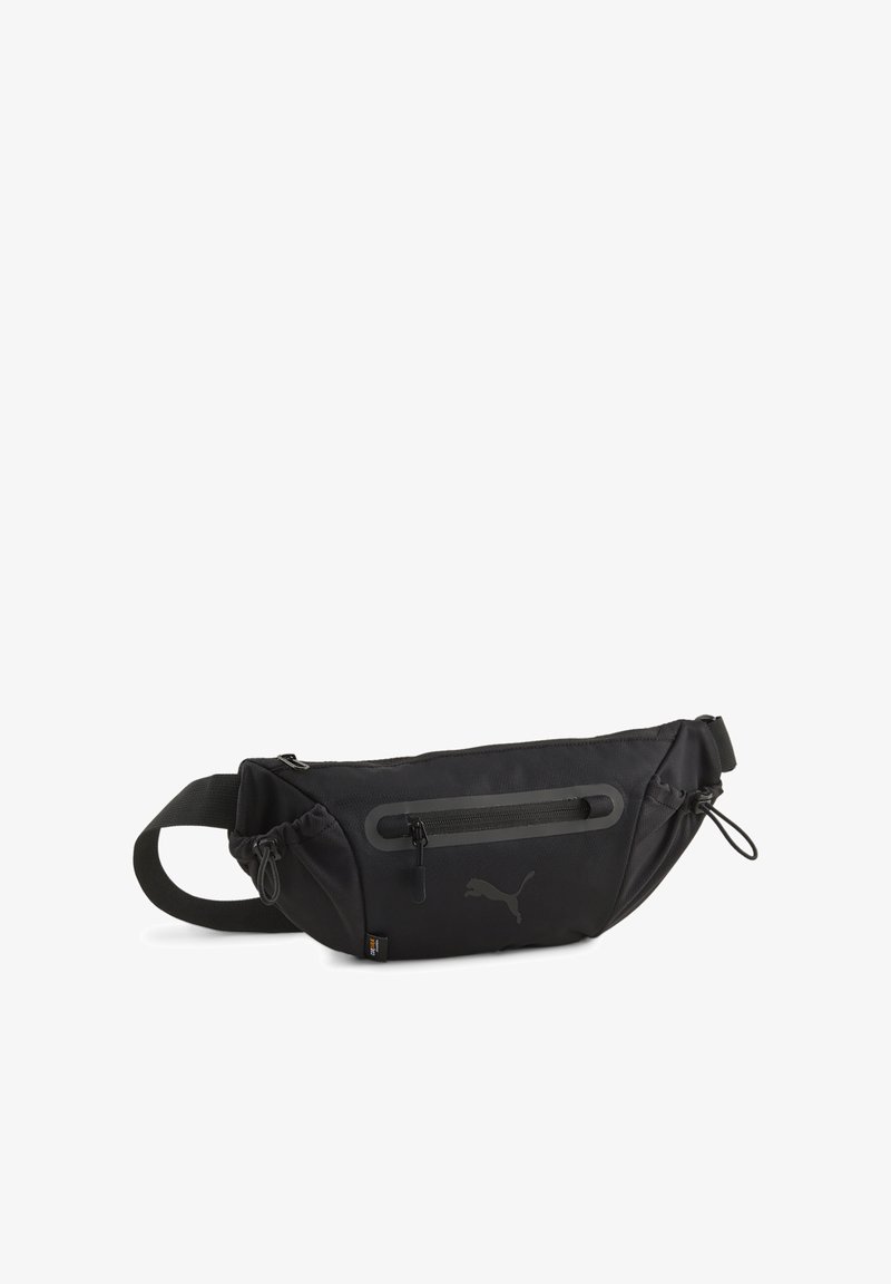 Črn fanny pack iz tkanine z ravno pravokotno obliko, ki ima sprednji žep na zadrgo, poudarek na logotipu in nastavljiv trak. Teksturna površina.