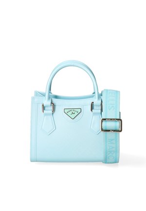 Lichtblauwe gestructureerde handtas met bovenhandvatten, zilveren hardware, Marc Ellis logo-plaatje en brede afneembare schouderriem met logotekst.