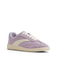 Sneakers di camoscio viola con pannelli in rete leggera, lacci crema e una suola beige testurizzata. Presentano un design laterale curvo.