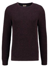 Stickad tröja i mörk vinröd med ett strukturerat mönster, rund halsringning och långa ärmar. Ribbad mudd och fåll.