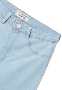 Jeans azzurri chiari in denim, con un classico design a cinque tasche, chiusura a bottone e dettagli di cucitura a contrasto.
