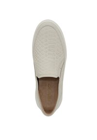 Chaussure slip-on crème avec un motif crocodile texturé, bout arrondi, et un intérieur doux semblable à du daim avec un branding subtil.