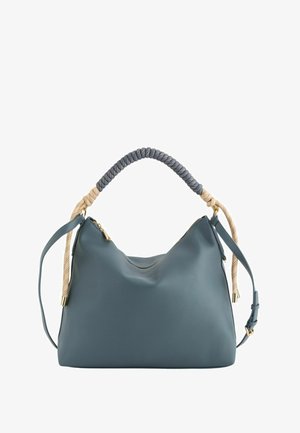 Bolso de mano de cuero azul con asa trenzada en gris y beige y correa para el hombro ajustable, con cremallera y herrajes en tono dorado.
