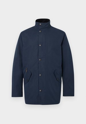 Marineblaue wasserdichte Jacke mit Stehkragen, vorderer Knopfleiste, zwei Seitentaschen und glatter Textur.