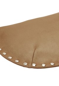 Beżowa kopertówka z ekologicznej skóry o zaokrąglonych krawędziach, z srebrnymi metalowymi ćwiekami wzdłuż szwu, gładką fakturą i przeszyciami.