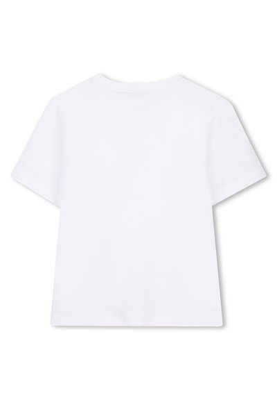 Λευκό κοντομάνικο μπλουζάκι με στρογγυλή λαιμόκοψη, μαλακό βαμβακερό υλικό και λεία υφή. Χωρίς εμφανή τυπώματα ή διακοσμήσεις.