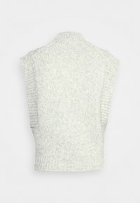 Maglione gilet grigio chiaro a maglia con colletto alto, maniche corte e texture a coste all'orlo e alle cuciture delle spalle.