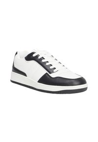Sneaker bianca e nera con una tomaia in pelle liscia, suola in gomma testurizzata e pannelli a contrasto. Lacci con occhielli lungo la linguetta.