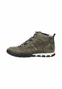Hochflorige olivgrüne Wildleder-Sneaker mit schwarz-weißen gemusterten Schnürsenkeln, schwarzer Gummisohle und "Paul Green" Branding an der Seite.