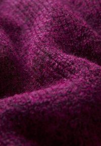 Tela texturizada en tono púrpura profundo, con un acabado suave y peludo con hebras visibles, que crea una apariencia rica y en capas.